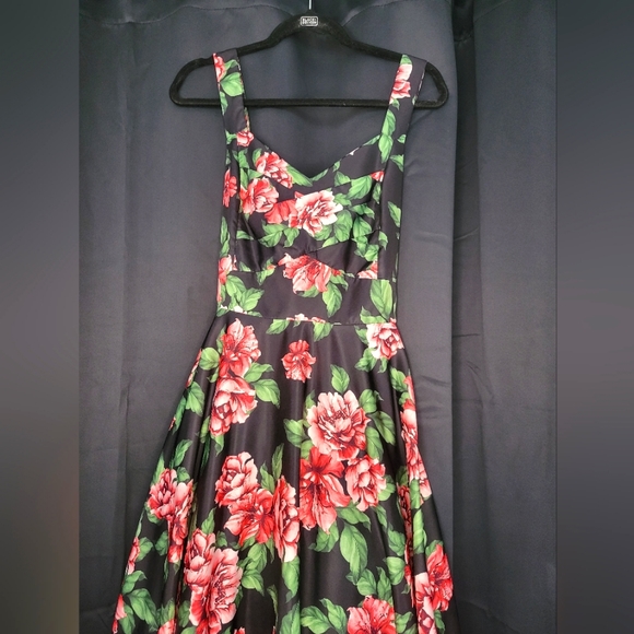 Floral Dress with a Slight 50s Vibe - Picture 1 of 4